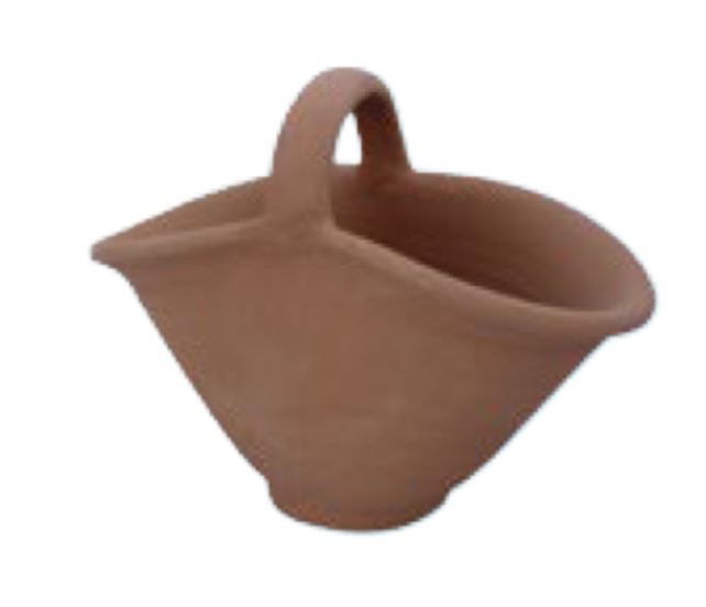 06020100945 Maceta de barro artesanal de color terracota, con forma de cesta, base cónica y un asa superior integrada.