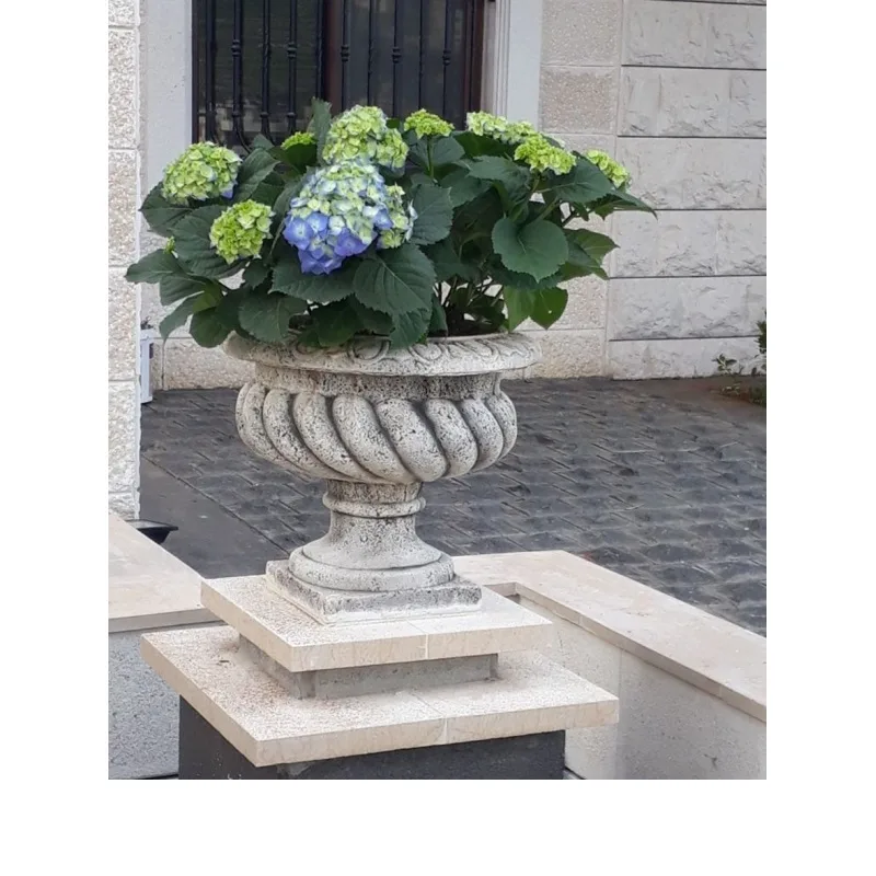 060600492.jpg Macetero decorativo de piedra artificial con forma de copa clásica, de color Musgo con detalles rústicos.