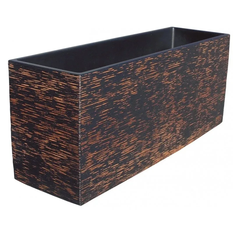 060601531.jpg Jardinera rectangular modelo Futura fabricada en hormigón de color óxido con textura de líneas horizontales grabadas.