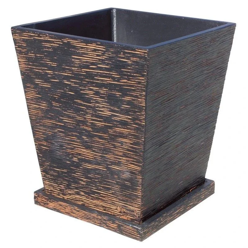 060602195.jpg Maceta Smart de forma cónica cuadrada en color óxido con textura de líneas horizontales y plato protector.