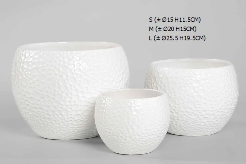 06100000044-1.jpg Imagen comparativa de los tres tamaños disponibles de la maceta redonda Dots en color blanco, mostrando el patrón de puntos en relieve.