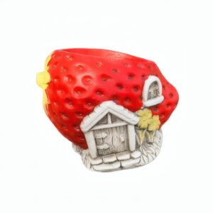 Macetero Fresa fabricado en piedra artificial con textura detallada para decoración de plantas en jardín o terraza.