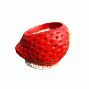 Lateral de Macetero Fresa fabricado en piedra artificial con textura detallada para decoración de plantas en jardín o terraza.