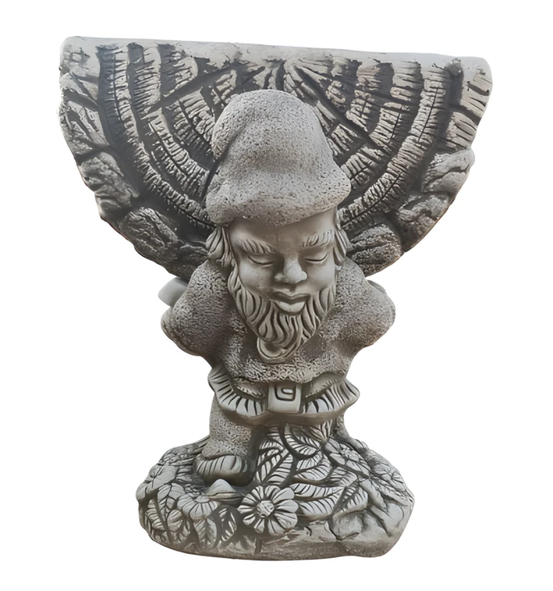 0610000065_7 Figura decorativa de enanito de piedra artificial en posición de soporte para cuna de jardinera vista de frente.