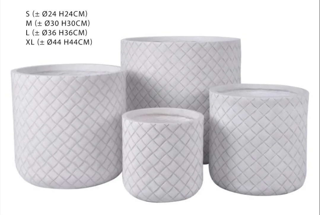 0612000003-1.jpg Macetero cilíndrico Leather de resina y magnesio en color blanco con diseño simétrico de grabado geométrico decorativo.