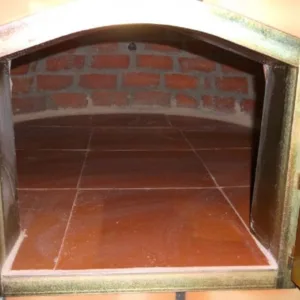 Interior del Horno Wood, mostrando el suelo de baldosas de barro cocido y el fondo de ladrillo refractario.
