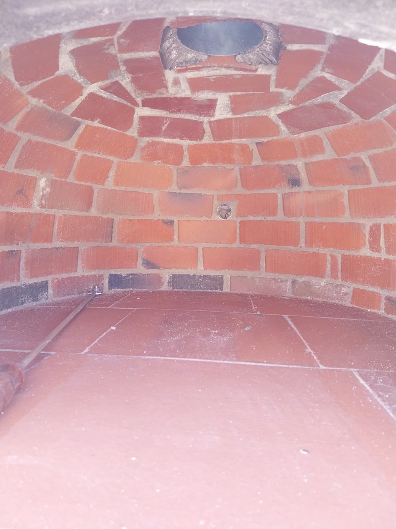 07020000009_4 Imagen del interior de Horno Wood Aislado con sistema de aislamiento térmico, acabado artesanal en ladrillo refractario blanco.