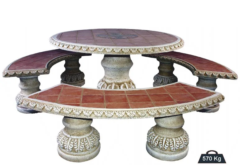 08020100001-1.jpg Conjunto de comedor exterior circular modelo Bizantino en color ocre; compuesto por una mesa redonda de Ø 124 cm y tres bancos curvos, fabricados en piedra artificial con superficies decoradas en azulejos de gres en tono tostado y bases ornamentadas de estilo clásico.