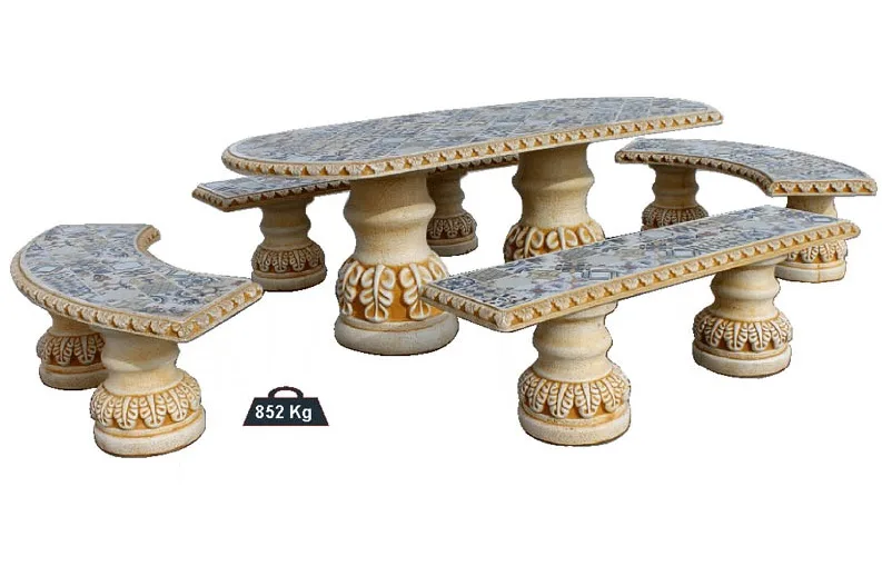 08020100010-1.jpg Conjunto de comedor exterior modelo Hidráulico Ovalado en color ocre; compuesto por una mesa ovalada de 190 cm y una combinación de dos bancos rectos y dos bancos curvos sin respaldo, fabricados en piedra artificial con superficies revestidas en azulejo hidráulico.