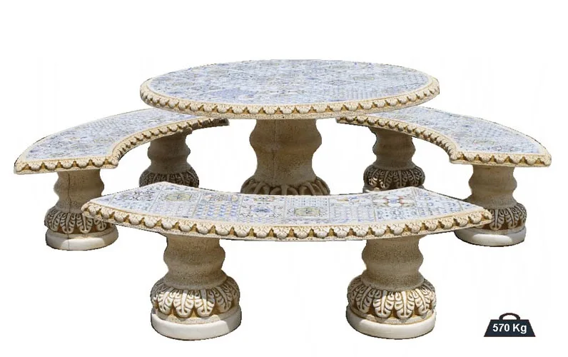 08020100012-1.jpg Conjunto de comedor exterior circular modelo Hidráulico en color ocre; compuesto por una mesa redonda de Ø 124 cm y tres bancos curvos, fabricados en piedra artificial con superficies de contacto revestidas en azulejos de estilo hidráulico y bordes ornamentales.