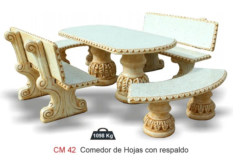08020200006-1.jpg Conjunto de comedor exterior modelo Hojas con respaldo en color ocre; compuesto por una mesa ovalada de 178 cm y cuatro bancos con respaldo (dos rectos y dos curvos), fabricados en piedra artificial con relieves ornamentales de motivos vegetales en las bases.
