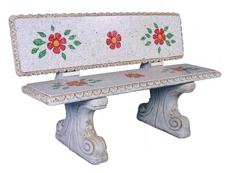 08020600006 Banco de exterior con respaldo modelo Primavera en color ceniza; fabricado en hormigón armado, presenta un diseño integral con relieves de motivos florales y hojas distribuidos tanto en el asiento como en el respaldo, con superficies de contacto pulidas y soportes estructurales robustos.