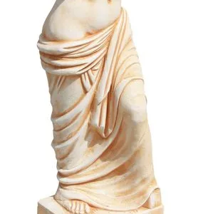 Figura Decorativa Gretta (116 cm), escultura vertical de torso femenino clásico, drapeado, acabado Ocre (crema).