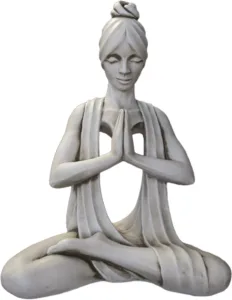 Escultura Femenina Amira (61 cm). Figura de Arte en pose de Yoga/Meditación, manos Namaste. Hormigón (25 Kg) acabado Musgo. Obra de Marcin Znamienkiewicz.
