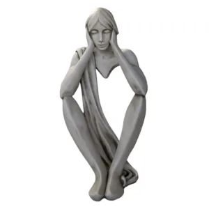 Escultura Femenina Adriana (86 cm). Figura de Arte de Hormigón (80 Kg) con manos sobre la cabeza, acabado Musgo. Obra de Marcin Znamienkiewicz.