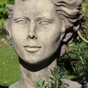 Estatua Emma Cara (90 cm), busto femenino de piedra artificial, con cabello ondeante, acabado Musgo (gris verdoso) para jardín.
