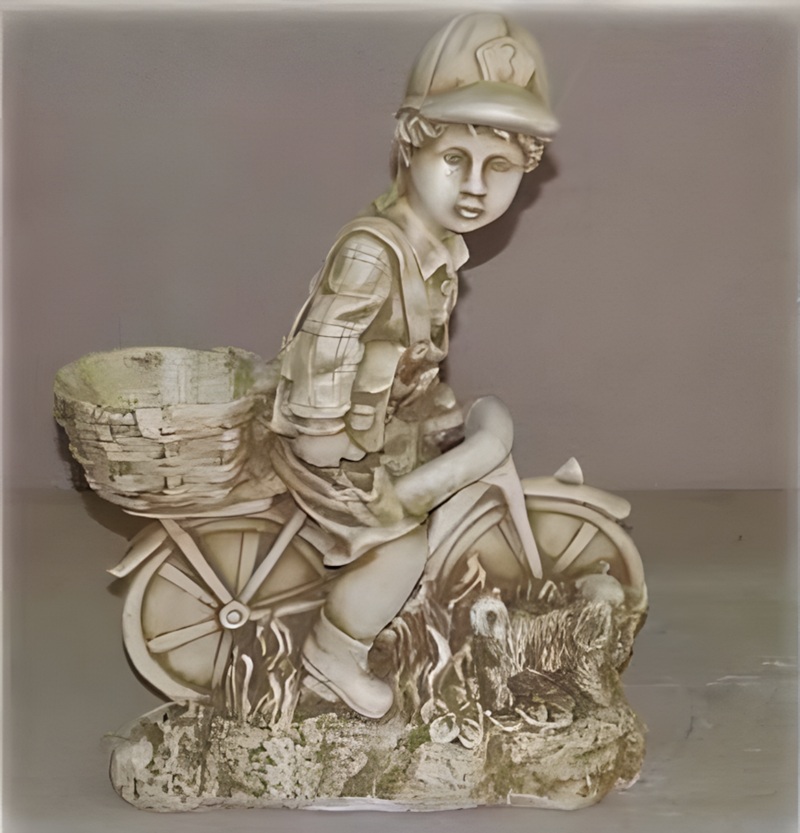 09020100132 Figura decorativa de un niño sobre una bicicleta clásica fabricada en piedra artificial con acabado envejecido para jardín.