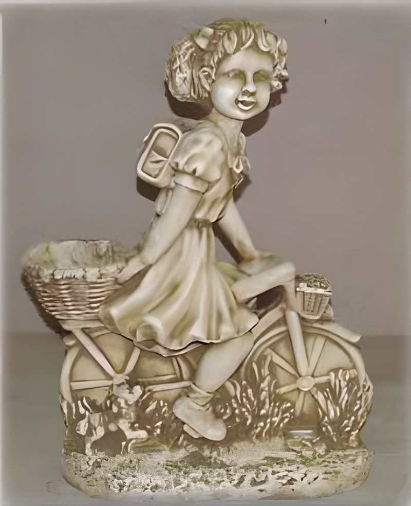09020100133 Figura decorativa de una niña sobre una bicicleta clásica fabricada en piedra artificial con acabado envejecido para jardín.