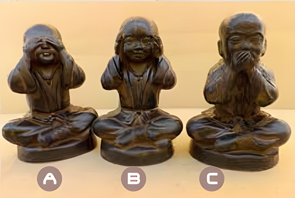 09020100137 Colección de tres figuras de niños budistas sabios fabricadas en piedra artificial en actitud de ver, oír y callar para decoración exterior.