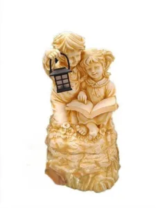 Figura Hormigón Armado Niños Leyendo (67 cm). Escultura emotiva de niño y niña con libro y linterna. Color Ocre (70 Kg).