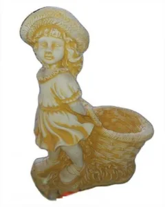 Figura Piedra Artificial Niña con Cesto (65 cm). Estatua de joven con sombrero y vestido, sosteniendo un cesto jardinera. Color Ocre (35 Kg).