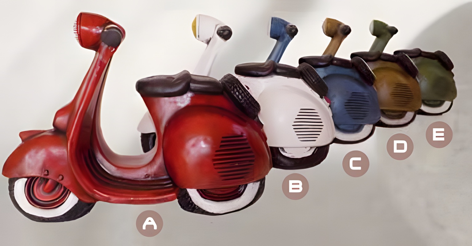 09020100226 Figura decorativa de una motocicleta clásica Vespa fabricada en piedra artificial con acabado rústico para jardín.