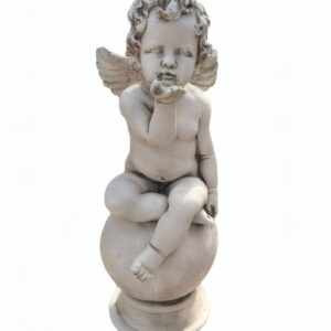Figura Ángel Bola Beso fabricada en piedra artificial con acabado musgo, capturando el gesto del ángel lanzando un beso para decoración exterior.