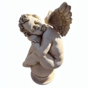 Figura Ángel Bola Dormido fabricada en piedra artificial con acabado ocre, representando un ángel durmiendo sobre una esfera para decoración de jardín.