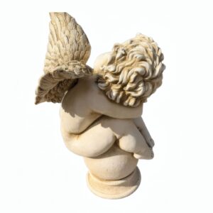 Lateral de Figura Ángel Bola Dormido fabricada en piedra artificial con acabado ocre, representando un ángel durmiendo sobre una esfera para decoración de jardín.