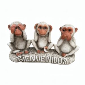Figura de tres monos en piedra artificial con cartel de bienvenida para decoración de entradas de viviendas y jardines.