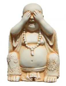Figura Piedra Artificial Buda Nové (22 cm). Estatua oriental gordita tapándose los ojos. Coleccionable color Ocre (4 Kg).