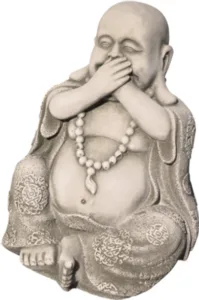 Estatua Buda Gordito Nodicé (22 cm). Figura Oriental de Piedra Artificial en pose "No Habla", acabado Ocre. Detalle de collar de cuentas (4 Kg).