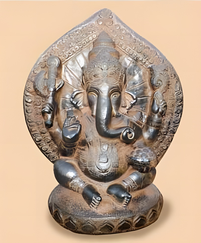 09030100253 Estatua decorativa de la deidad Ganesha sentada fabricada en piedra artificial con acabado envejecido para decoración de jardín.