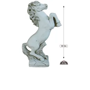 Figura de Caballo Relinche, escultura de hormigón armado de 80 cm, con pose encabritada y acabado Ceniza (gris muy claro).