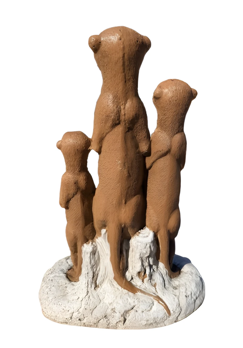 09040100312_1 Figura decorativa de tres suricatos de pie con cartel de Welcome, fabricada en piedra artificial con acabado de color sobre fondo blanco.