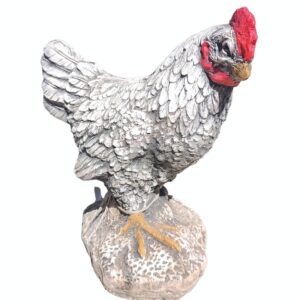 Figura decorativa de una gallina de pie fabricada en piedra artificial gris con detalles a color; plumaje detallado para jardín.