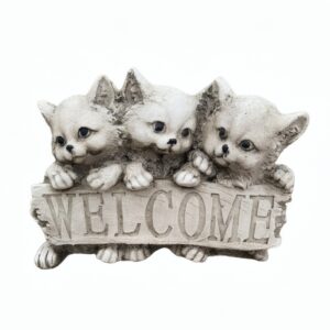 Figura de tres gatos en piedra artificial con cartel de bienvenida para decoración de entradas de viviendas y jardines. Color ceniza.