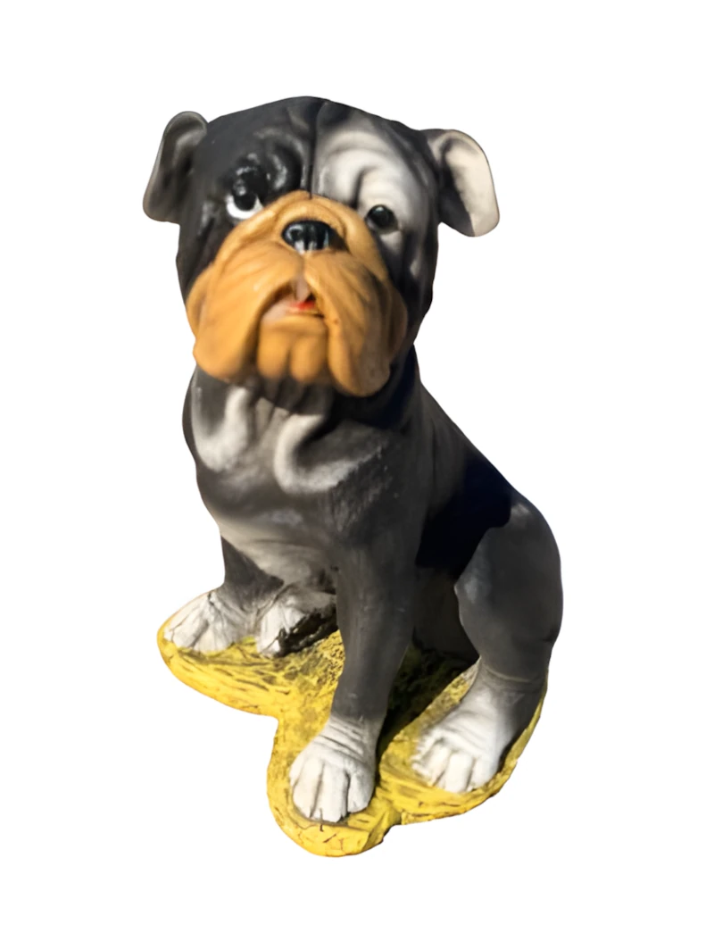 09040100432 Figura decorativa de un perro bulldog sentado fabricada en piedra artificial con pintura tricolor sobre fondo blanco.