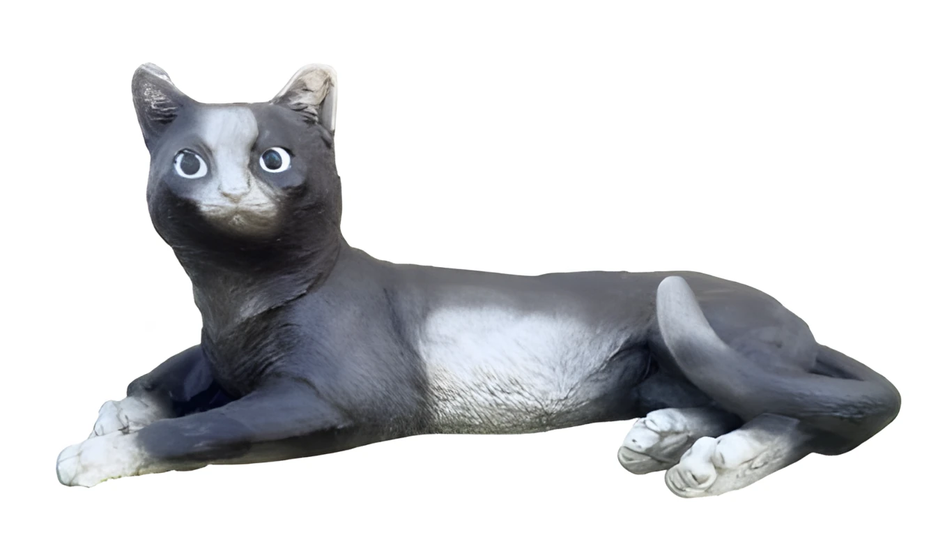 09040100435 Figura decorativa de un gato tumbado bicolor fabricada en piedra artificial sobre fondo blanco.