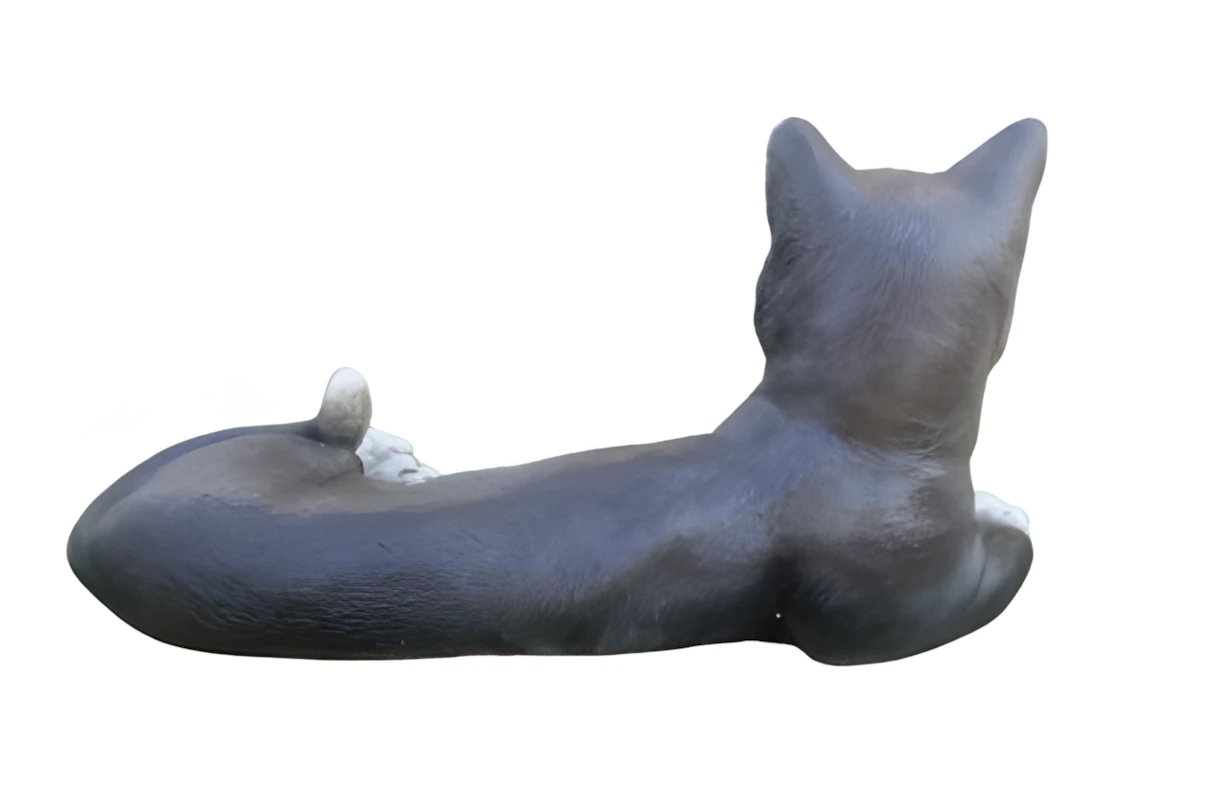 09040100435_1 Figura decorativa de un gato tumbado bicolor fabricada en piedra artificial sobre fondo blanco.