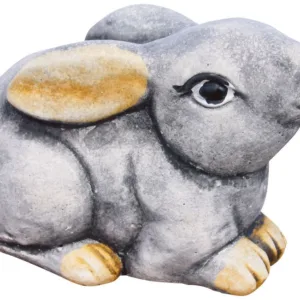 Figura de conejo Cele (pequeño), escultura de piedra artificial, con pose adorable y acabados en color gris claro y ocre.