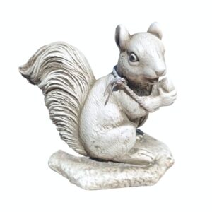 Figura Ardilla Tic de piedra, 17 cm. Ardilla sentada sobre roca con la cola levantada, acabado gris natural. Ideal para jardines.