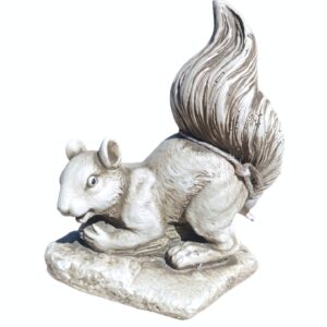 Figura Ardilla Tac de piedra pintada. Ardilla gris con cola levantada, sosteniendo una nuez, sobre una roca. Decoración exterior 20 cm.