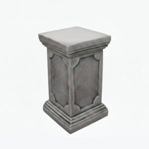 Columna alta de piedra artificial en color musgo con diseño clásico y fuste liso para soporte de maceteros de gran peso.