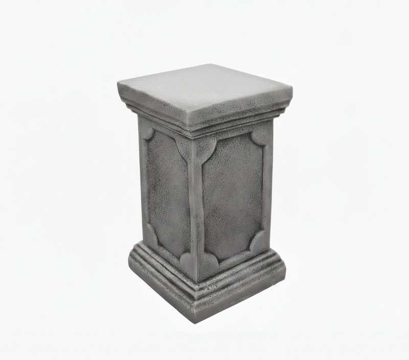 09050200105 Columna alta de piedra artificial en color musgo con diseño clásico y fuste liso para soporte de maceteros de gran peso.