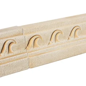 Bordillo longitudinal modelo Olas Natural en color ocre; pieza de piedra artificial con relieve superior ondulado de 74 cm de largo, diseñada para la delimitación estética de jardines y senderos.