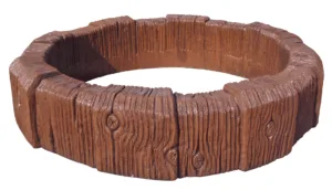 Alcorque circular de piedra artificial Bordo en tono marrón (simulando madera), diseñado para proteger la base de árboles y plantas en jardines.