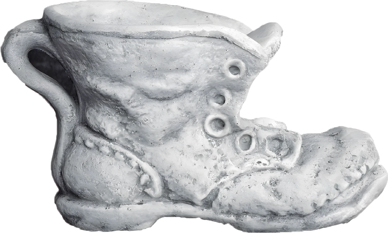 2064 Maceta figura Bota de piedra artificial con relieve de costuras, ojetes y suela.