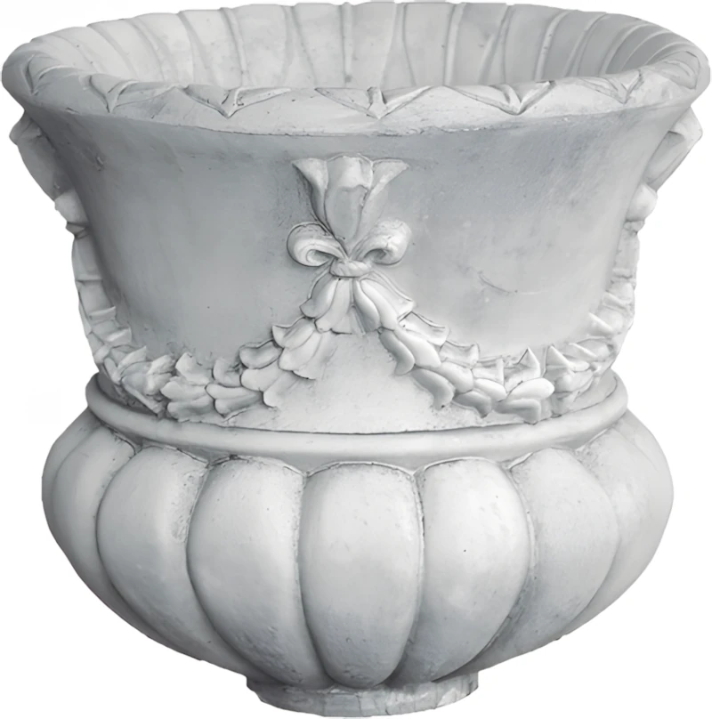2066 Macetero clásico Pamplona de piedra artificial con relieve de lazo con flor de lis, guirnalda floral y cáliz gallonado.