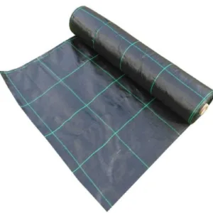 Malla Anti-hierba en rollo de color negro con rejilla verde, mostrando su material de polipropileno poroso para control de malas hierbas.